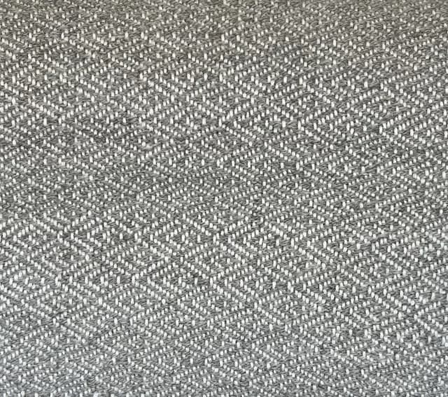 Gros plan sur le tissage en losanges gris et blanc du textile artisanal