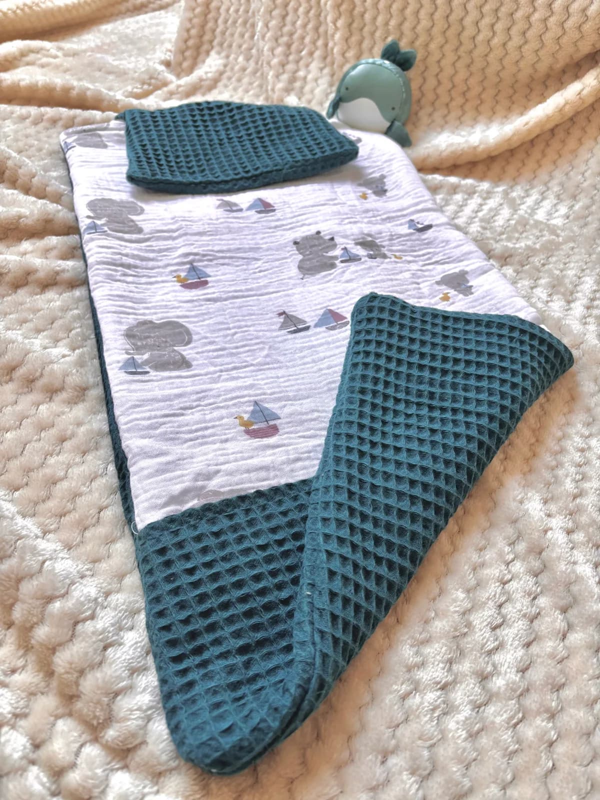 Tapis à langer de voyage fait main en tissu imprimé et nid d'abeille bleu